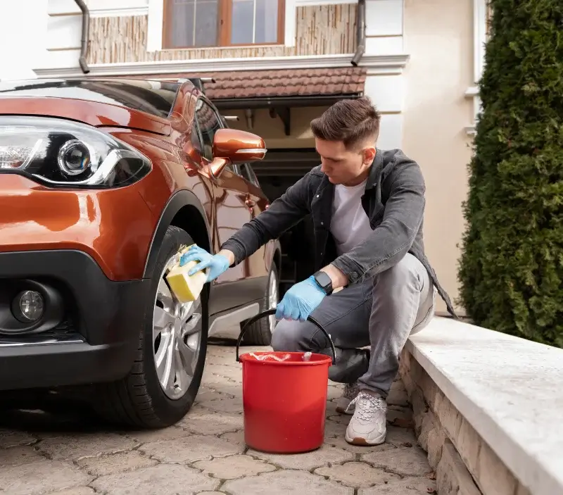 Lavage auto à domicile Saint-Pé-de-Bigorre : professionnel intervenant sur un véhicule